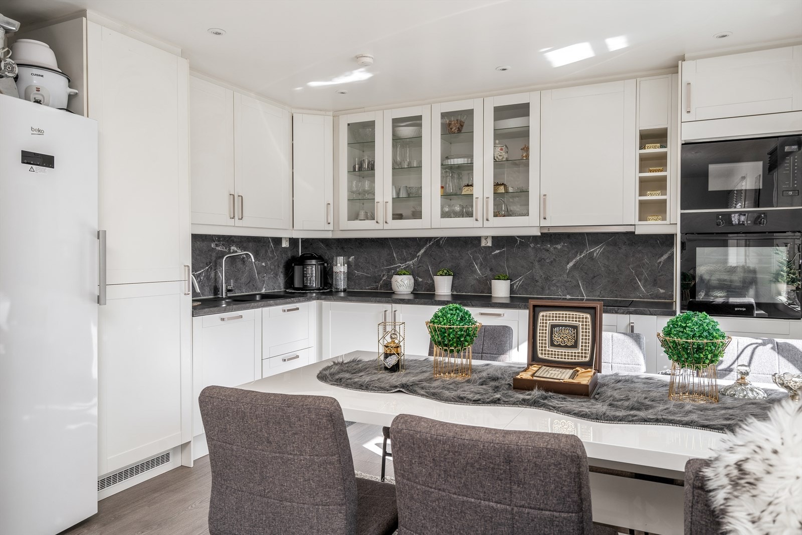 Kjøkken har integrert oppvaskmaskin, integrert kjøleskap, integrert ovn og mikro i høyskap, samt Røroshetta uttrekksventilator med avtrekk ut. Galleribilde