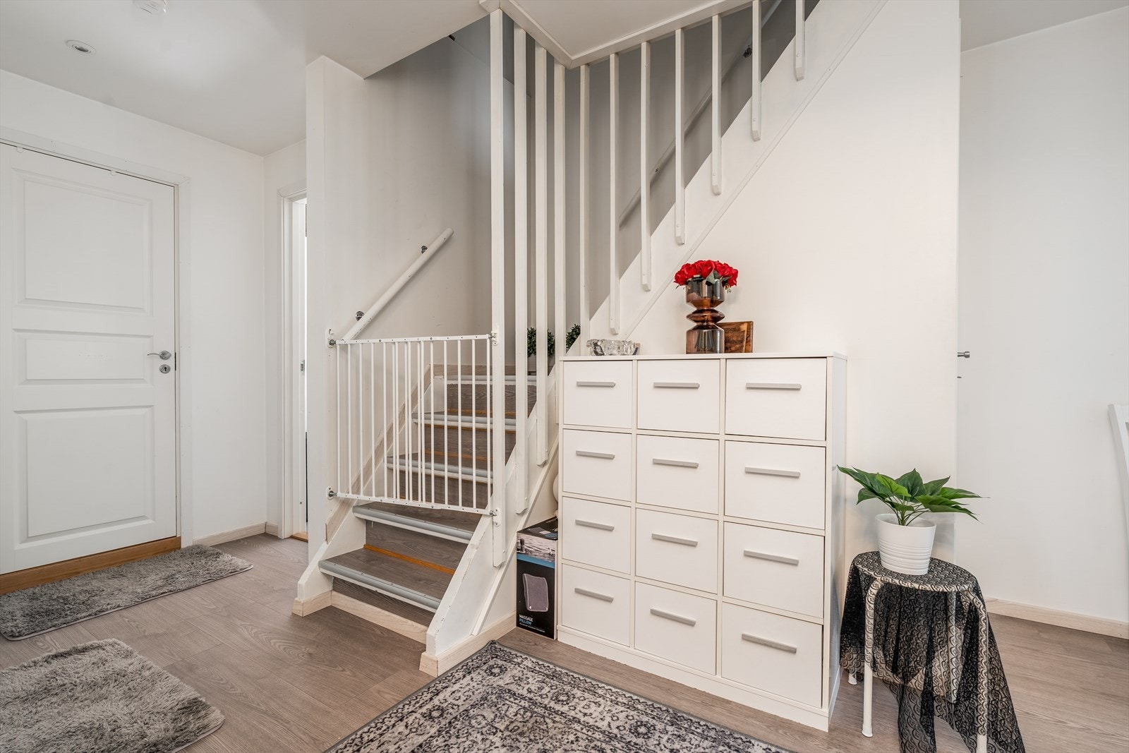 Trappegang med trapp opp til loftetasje og nedgang til kjeller. Galleribilde