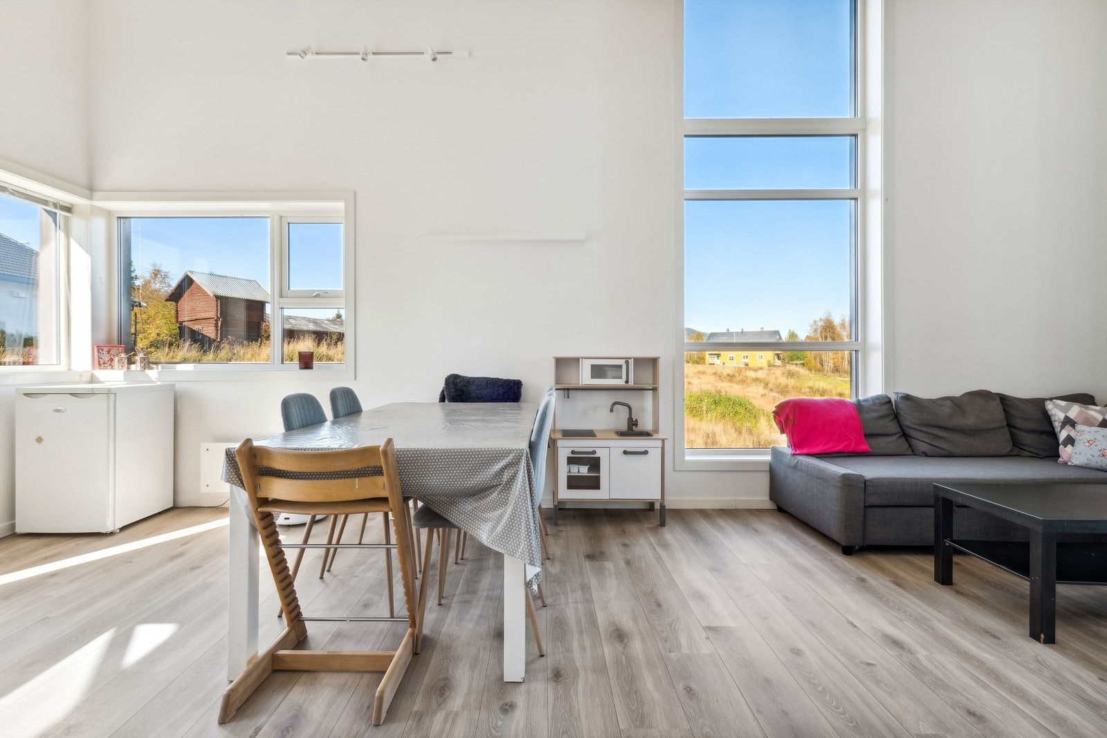 Stue hvor man har rikelig med lysinnslipp. Galleribilde