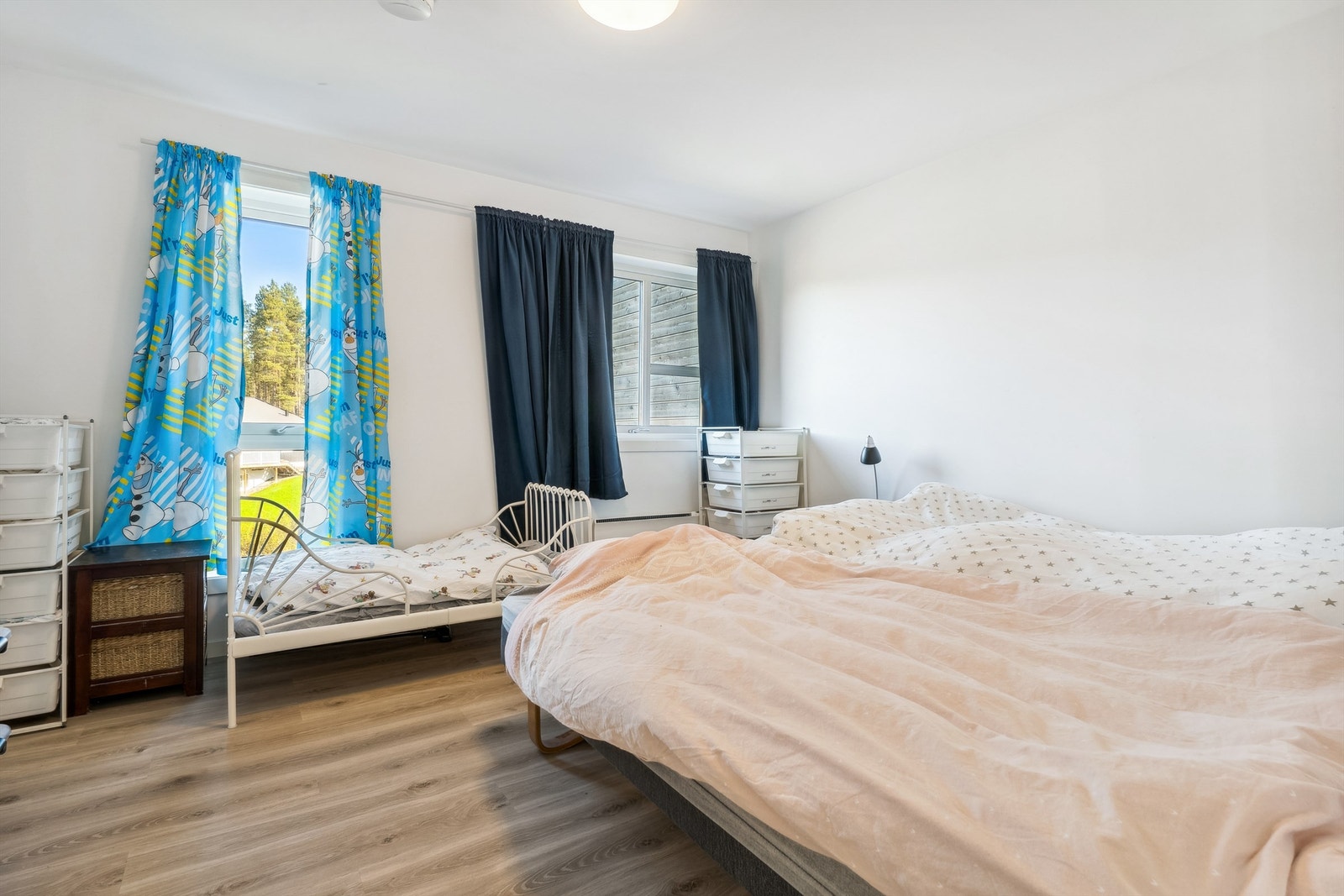 Meget romslig soverom på hovedplan. Galleribilde