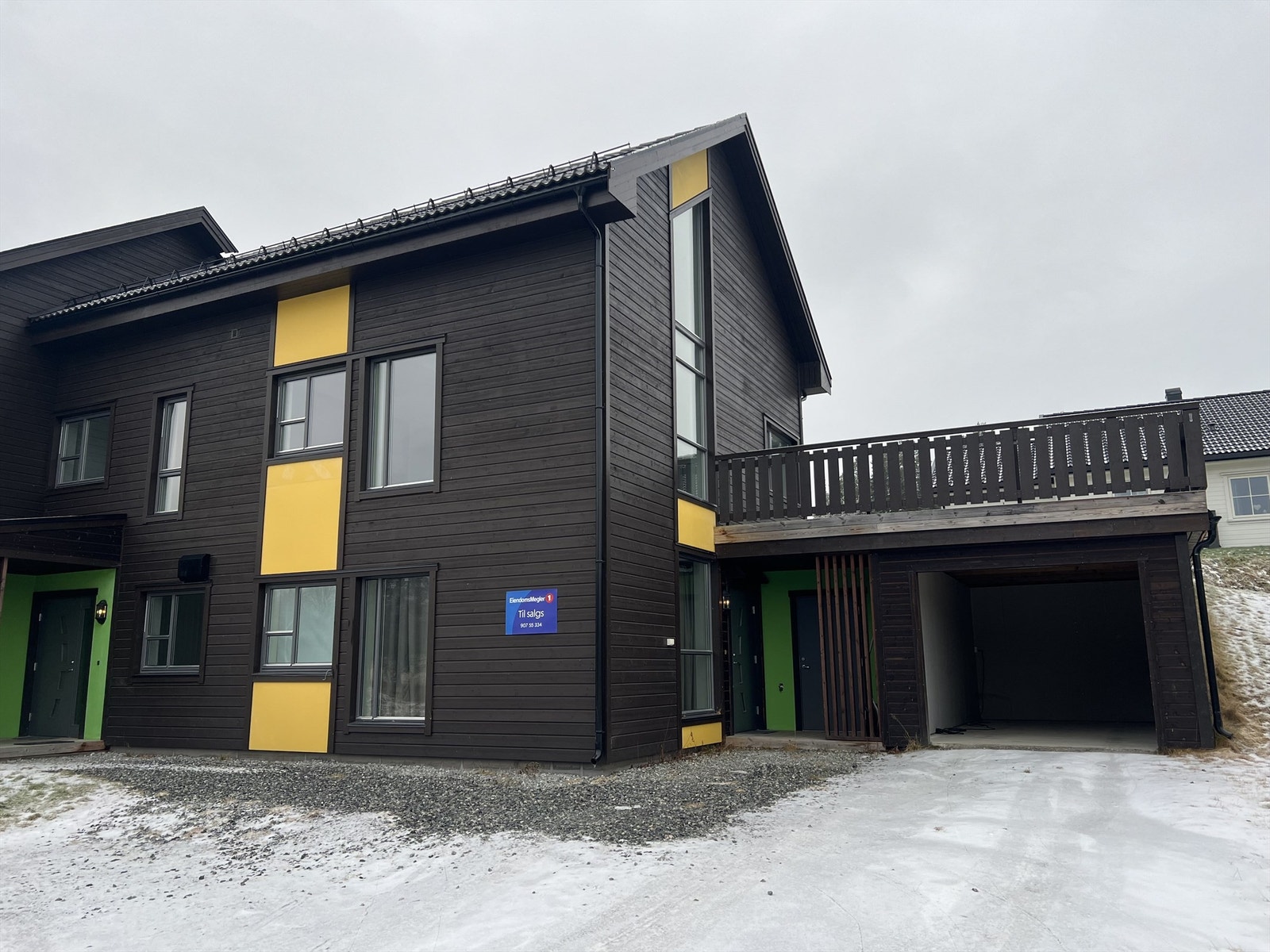 Fasade. Inngang til høyre er for utleiedel. Inngang til venstre er hovedinngang. Galleribilde