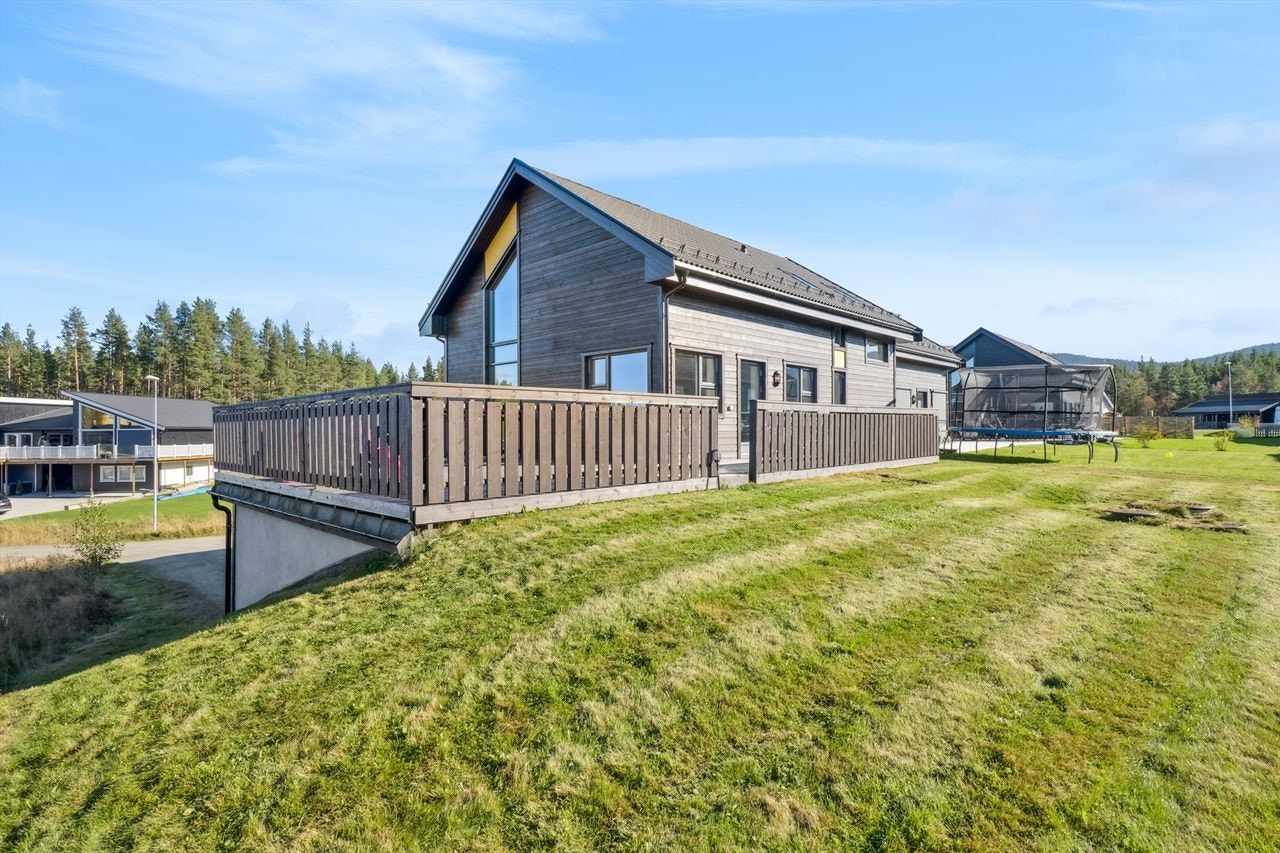 Stor veranda og opparbeidet plenareal. Galleribilde