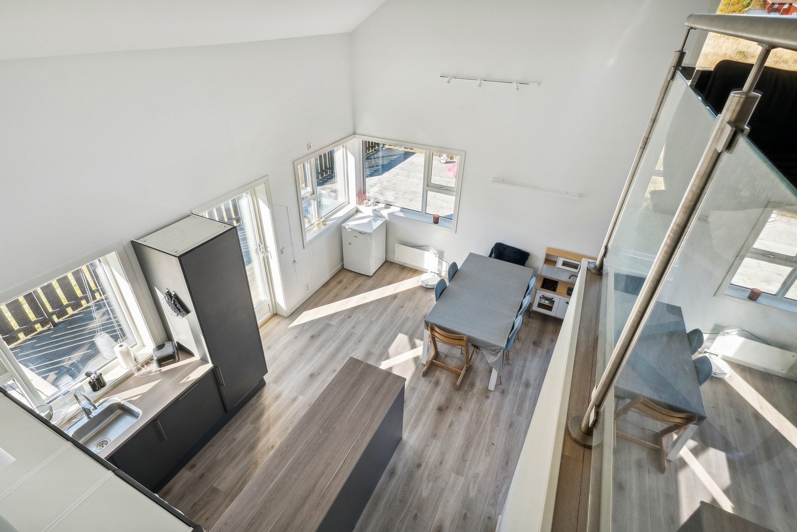 Stue sett fra loftsstuen. Galleribilde