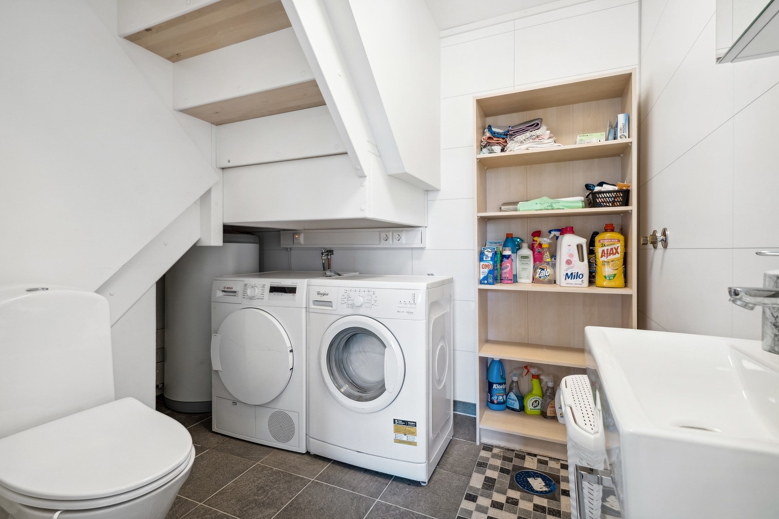 I underetasjen er det et vaskerom med toalett og muligheter for å installere dusjløsning. Galleribilde