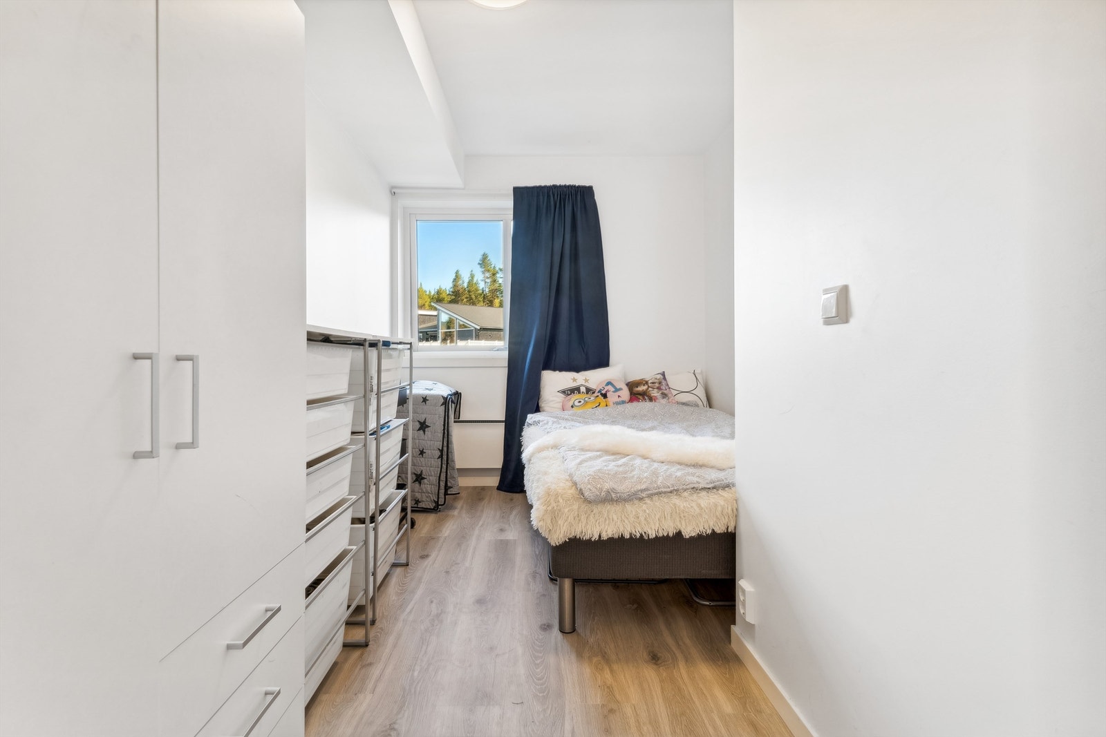 Soverom i sokkeletasje. Galleribilde