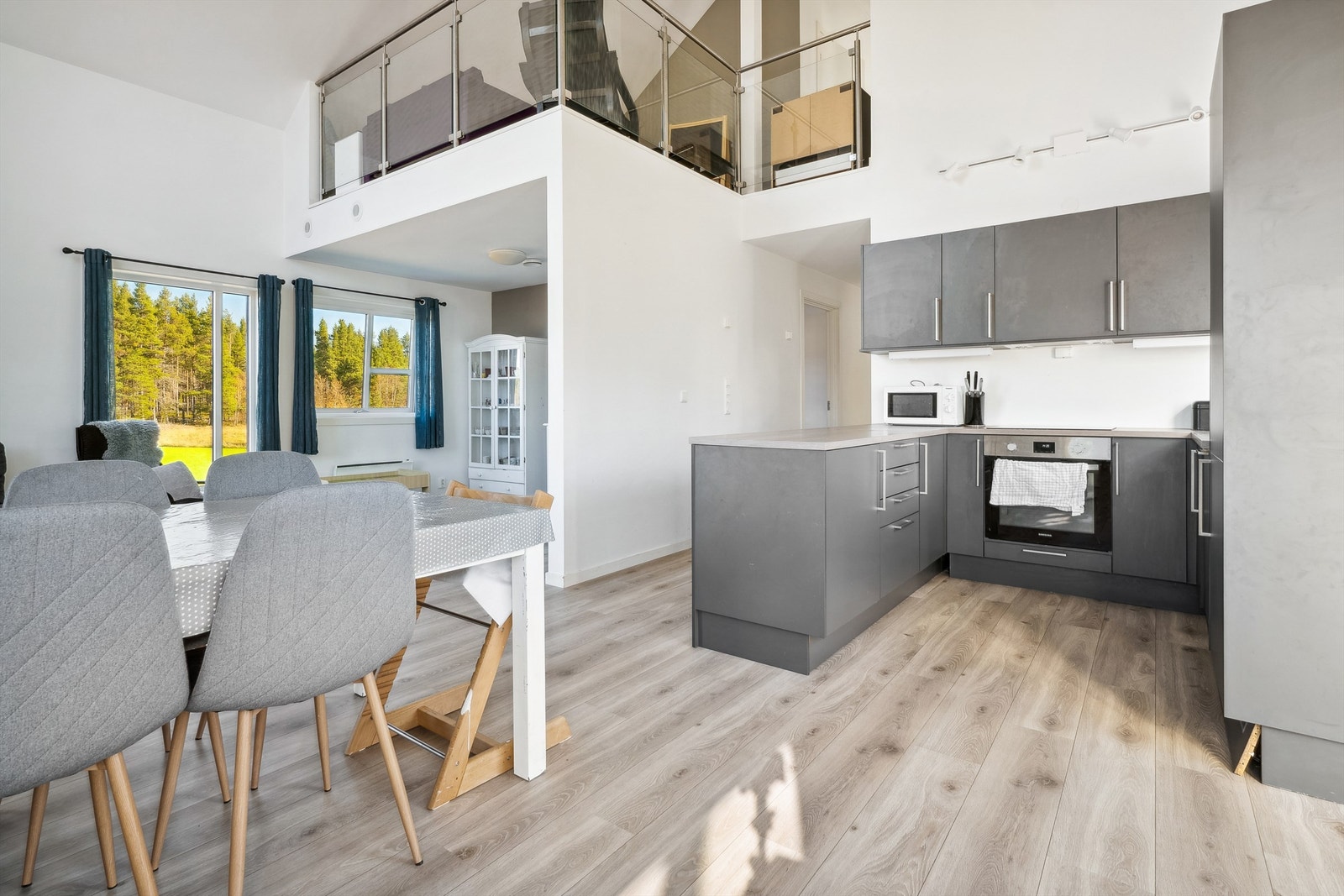 Stue og kjøkken. Galleribilde