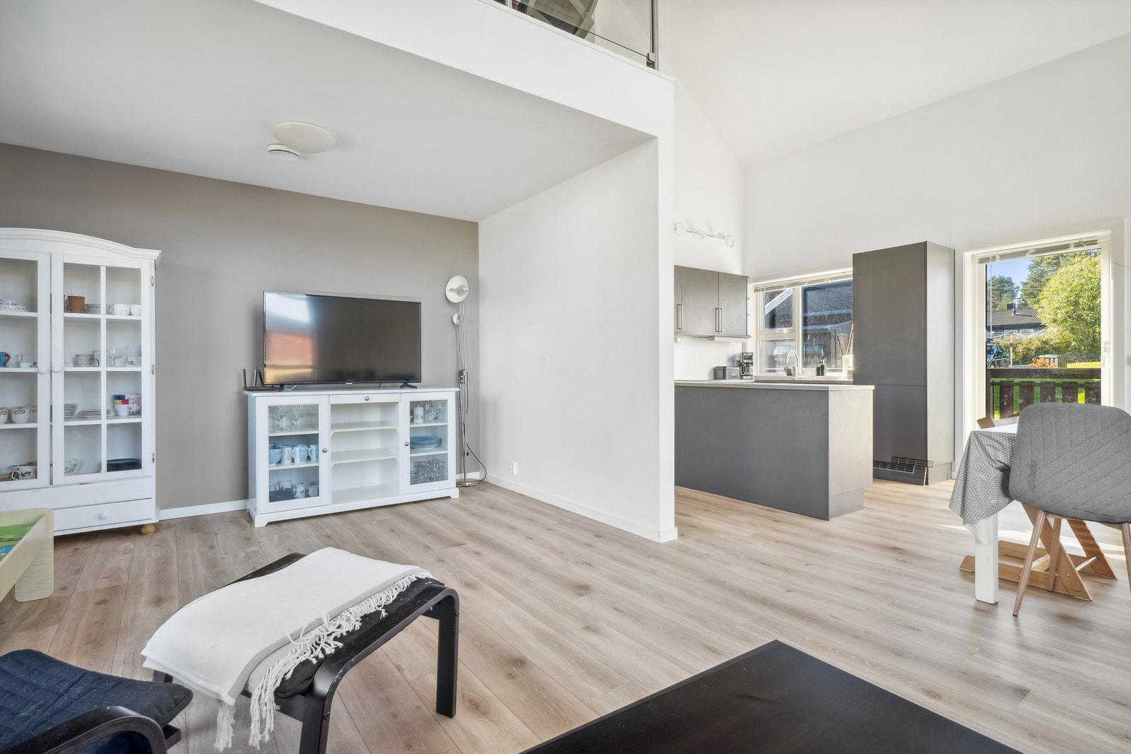 I hovedplanet finner du en åpen stue- og kjøkkenløsning med raus takhøyde. Det er mulig å dele av et ekstra soverom her. Galleribilde