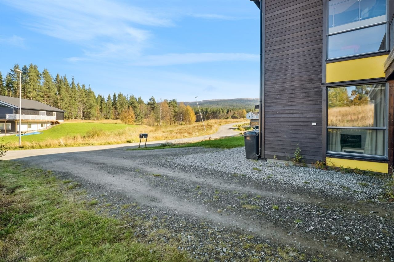 Gruset innkjøring og gårdsplass. Populære turstier og skiløype starter rett ved eiendommen. Galleribilde