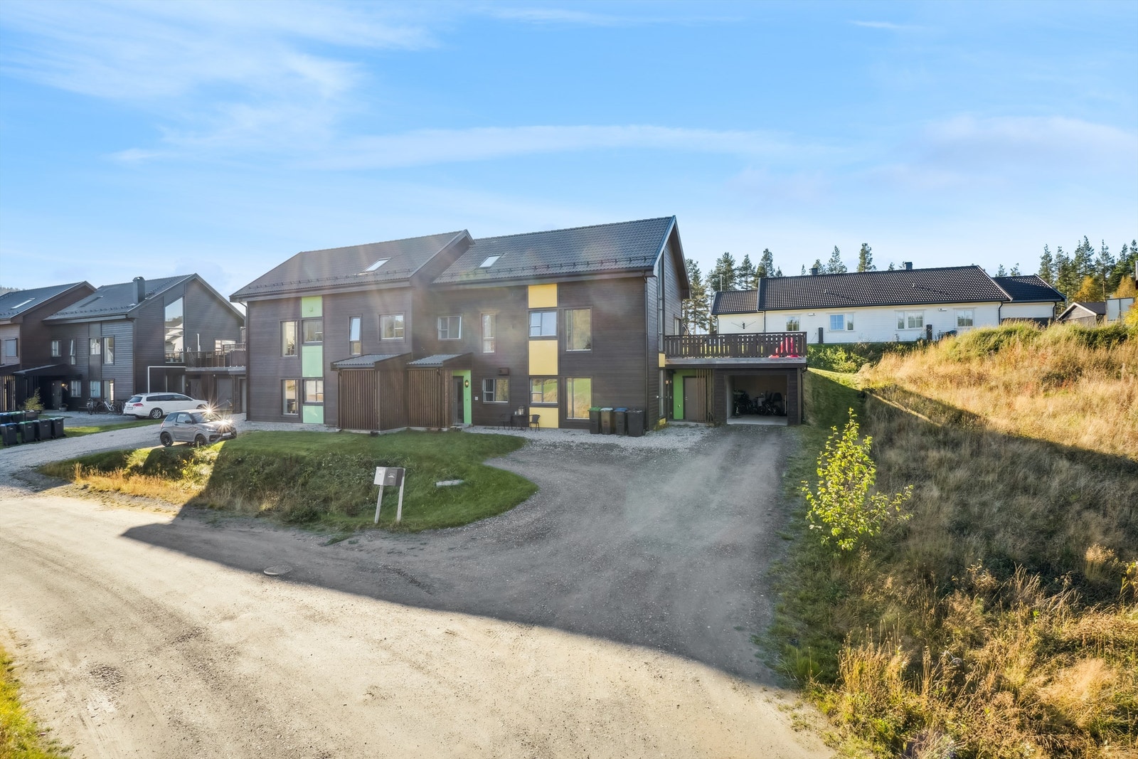 Velkommen til Jørgensmoen 24 og 28. Hoveddel har adresse 24 og leilighet har adresse 28. Galleribilde