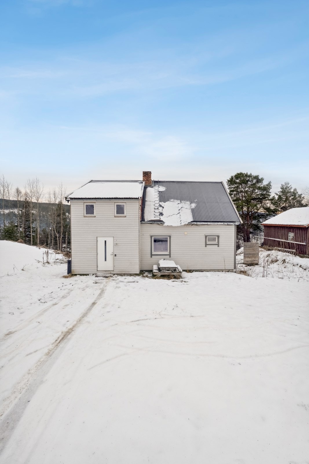 Området preges av spredte landbruks- og boligeiendommer. Det er kort vei til sentrum med bensinstasjon, kafeteria, butikker, skoler, jernbane, og offentlige tjenester. Galleribilde