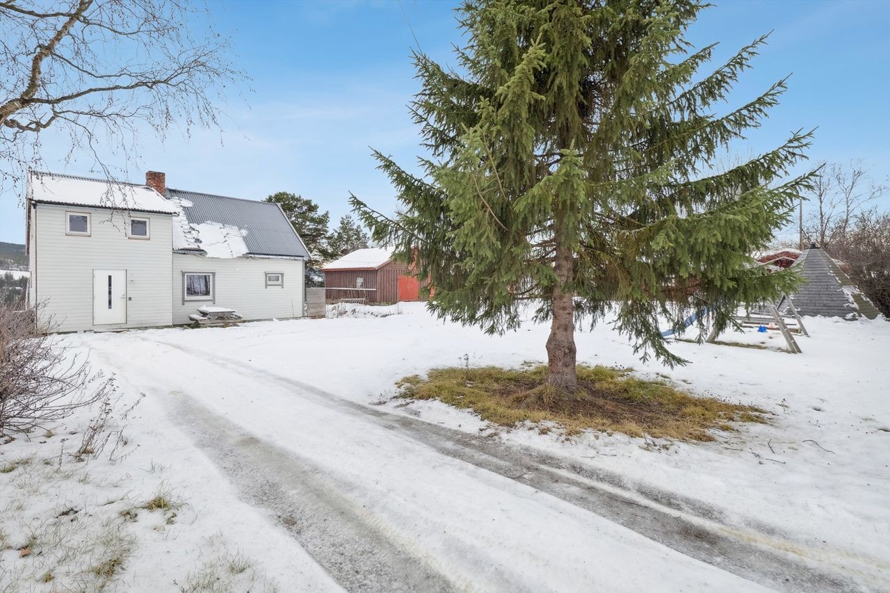 På eiendommen er det også eldre garasje/uthus. Ellers parkering på egen tomt. Galleribilde