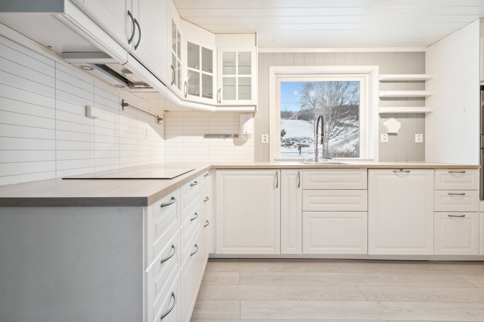 Kjøkkenet er lyst og praktisk med god skap og benkeplass. Galleribilde