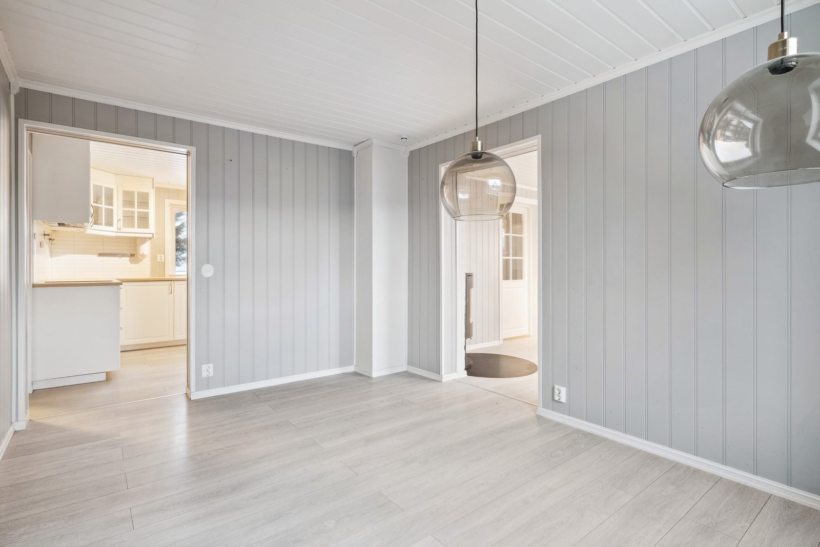 Stuen har gode møbleringsmuligheter og har fin plass for romslig spisestue med fin tilknytning til kjøkkenet. Galleribilde