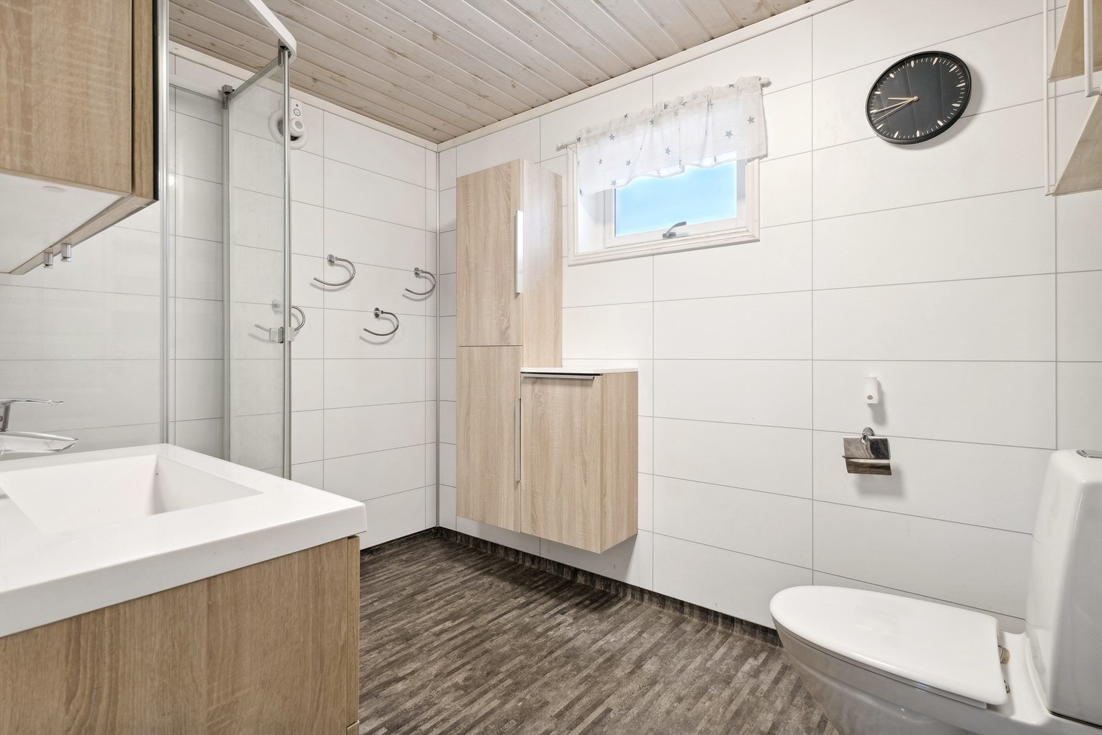 Badet er oppgradert i 2014. Det er baderomsplater og vinylbelegg på gulv samt panel i i taket. Galleribilde