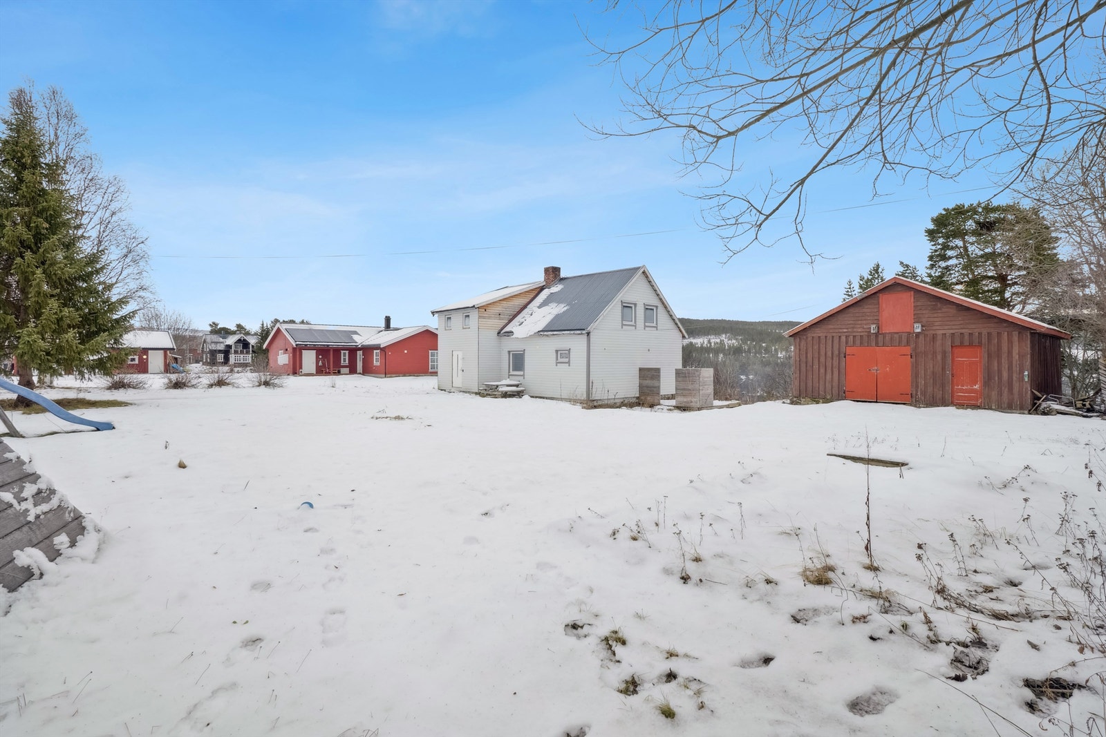 Innholdsrik bolig med fin beliggenhet på Tolga. Tomten er solrik og romslig. Galleribilde