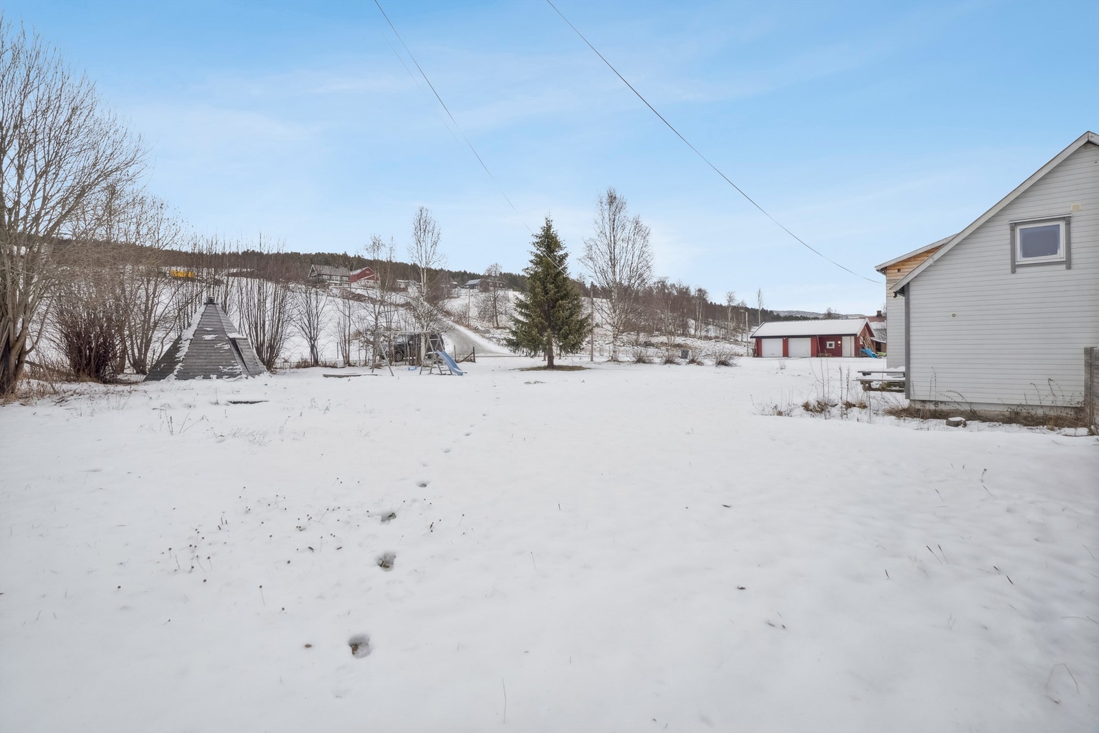 Romslig tomt som er opparbeidet med plen Galleribilde