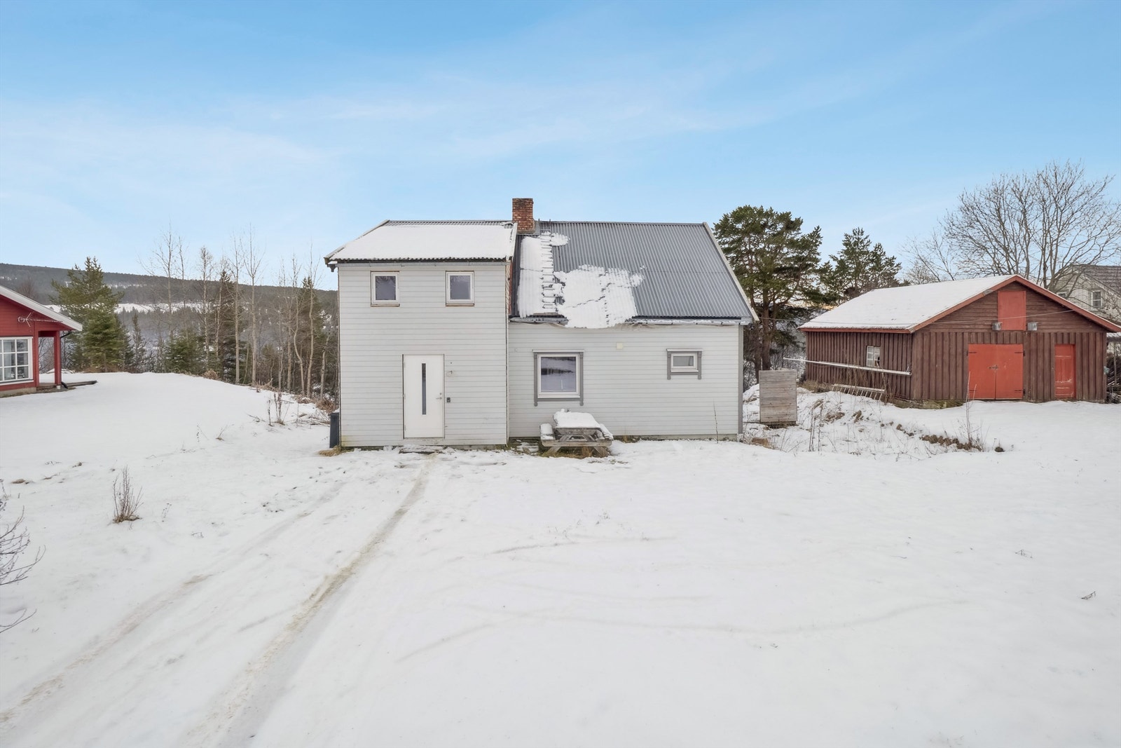 Alle veggene har fått ny vindsperre, kledning og nye vinduer fra 2012 og fram til 2021. Galleribilde