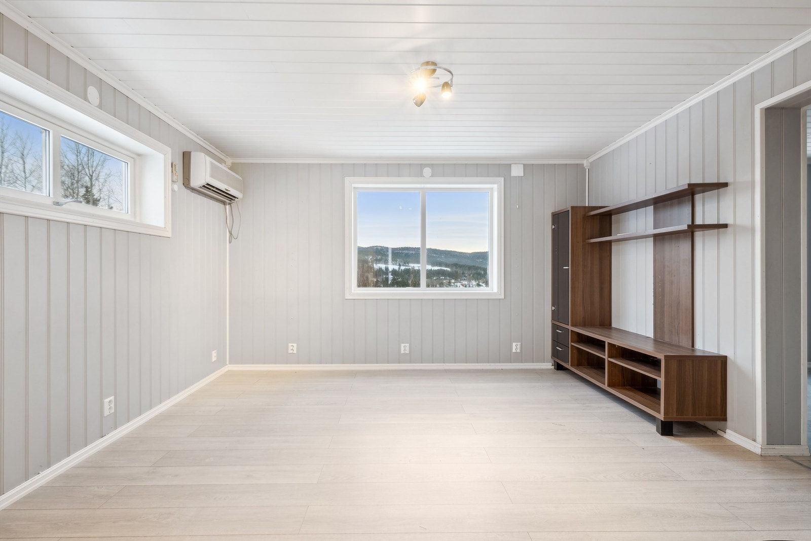 Stuen har både spisestue og dagligstue. Utstyrt med varmepumpe Galleribilde