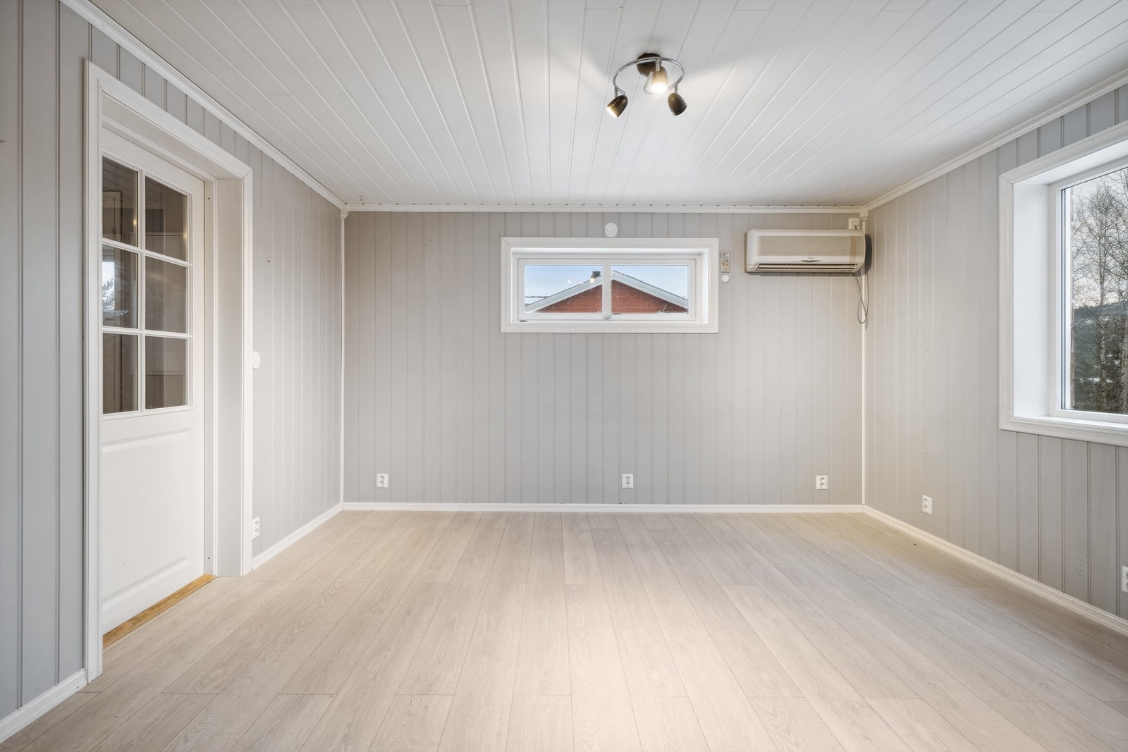 Stuen har delikate overflater med laminat på gulv og malte plater på vegger. Galleribilde