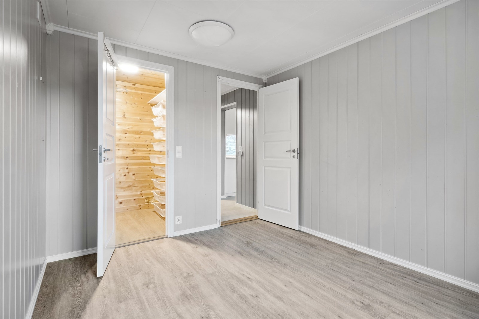 Boligens hovedsoverom i første etasje med tilgang til bod/walk-in Galleribilde