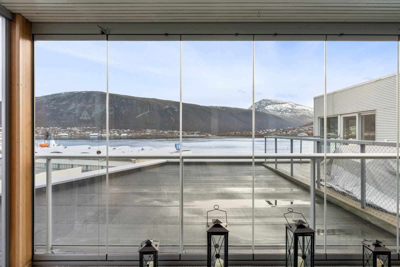 Her har man både vinterhage og to store verandaer med strålende solforhold og nydelig sjøutsikt.