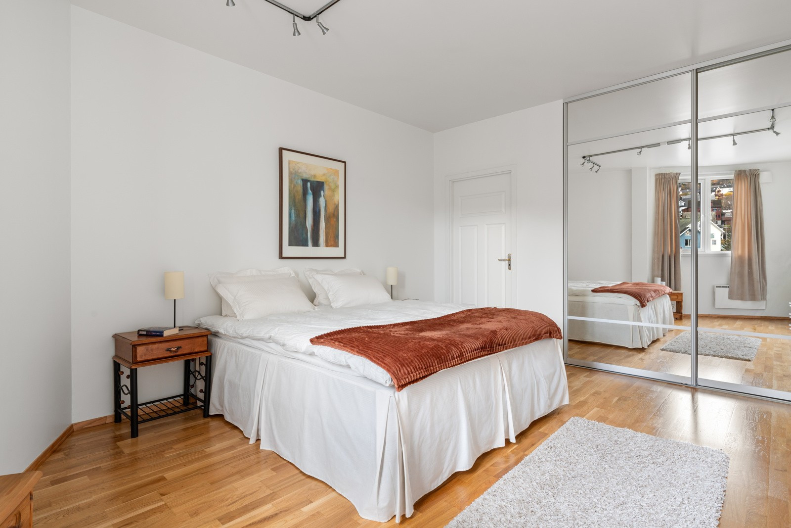 Hovedsoverommet framstår svært stort, og har tilgang til egen walk-in garderobe.