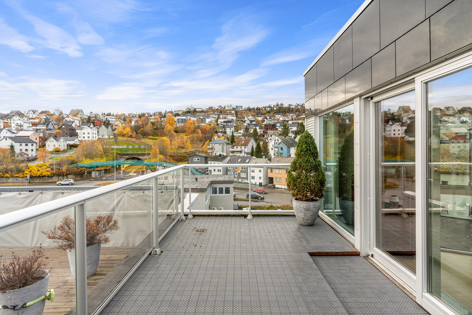 Fra spisestuen er det utgang til en stor sørvestvendt veranda med strålende solforhold.