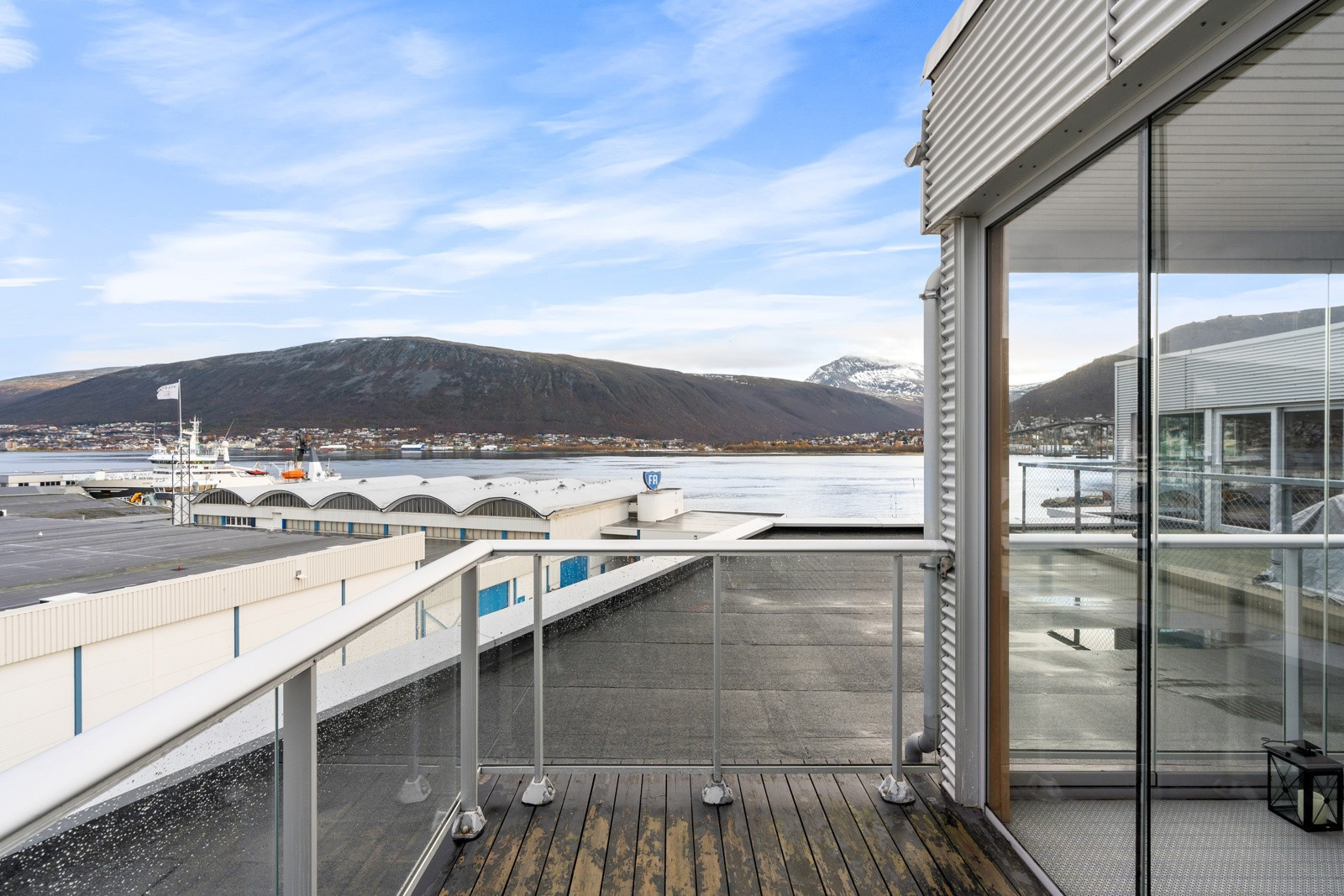 Videre ut fra vinterhagen er det enda en veranda, som også har god plass for utemøbler.