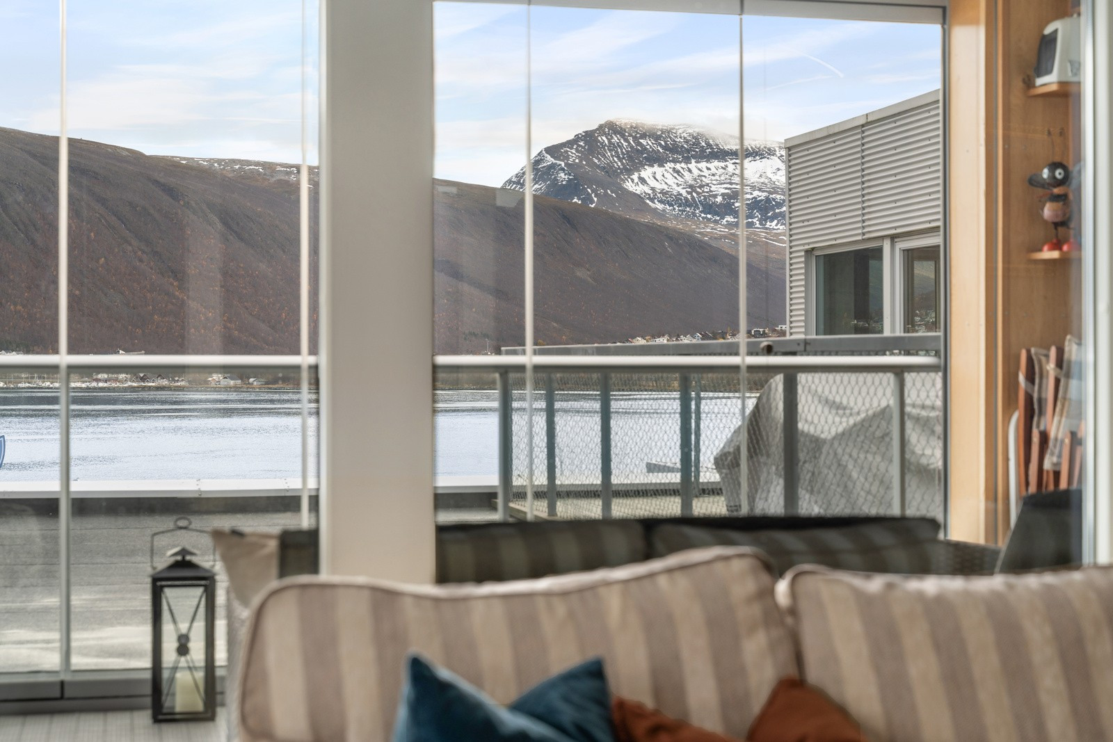 Store vindusflater som slipper inn rikelige mengder med naturlig lys, og byr på nydelig sjøutsikt.