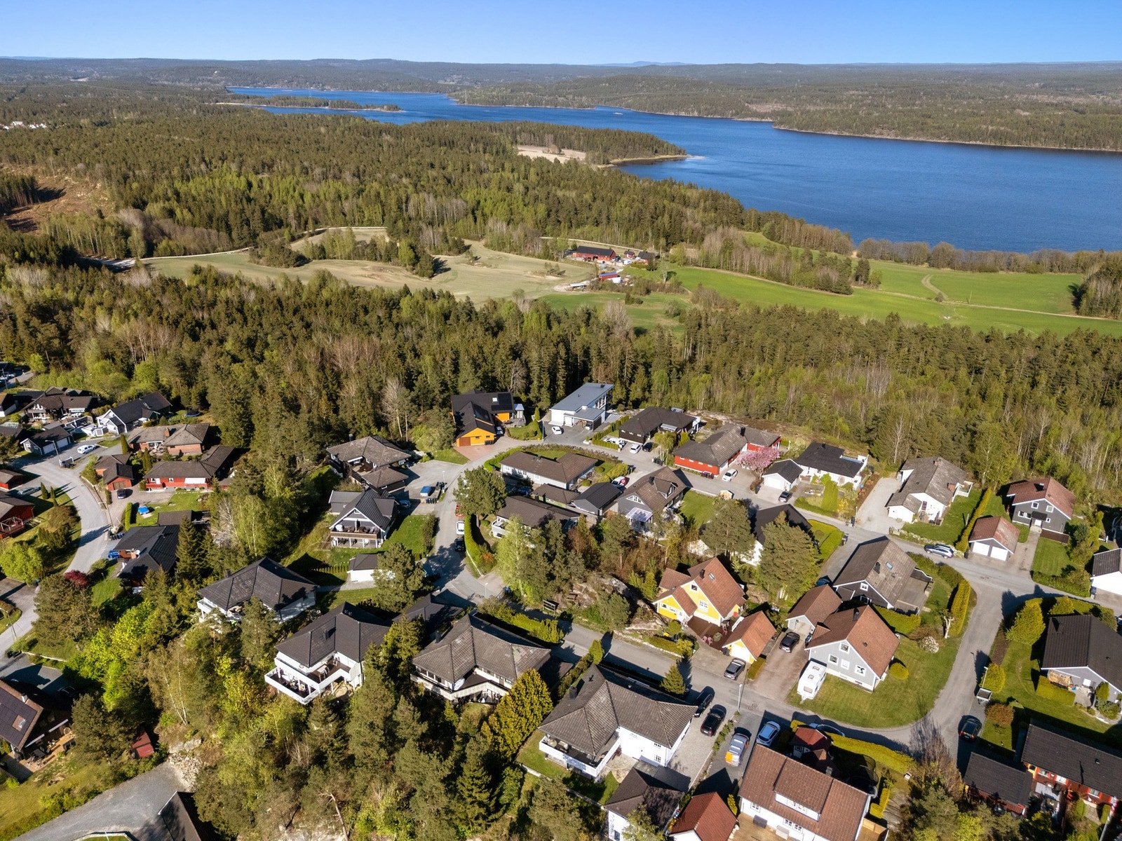 Herfra har man enkel tilgang til de fleste fasiliteter, samtidig som området er rolig og barnevennlig med kort vei til barnehager og skoler - et trivelig og godt etablert boområde. Galleribilde