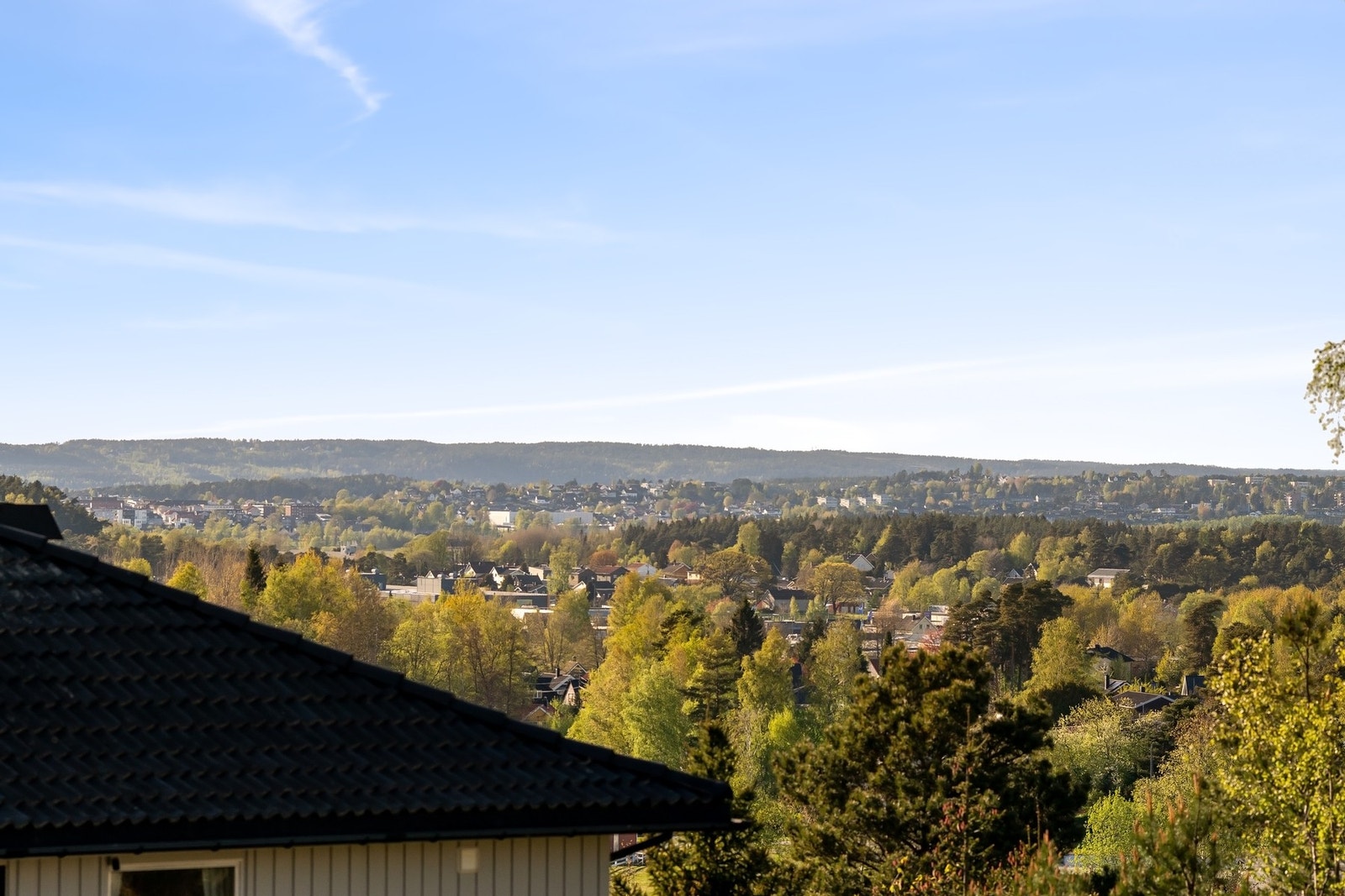 Områdets høye beliggenhet gir gode solforhold, og fra eiendommen er det fin utsikt mot vest. Galleribilde