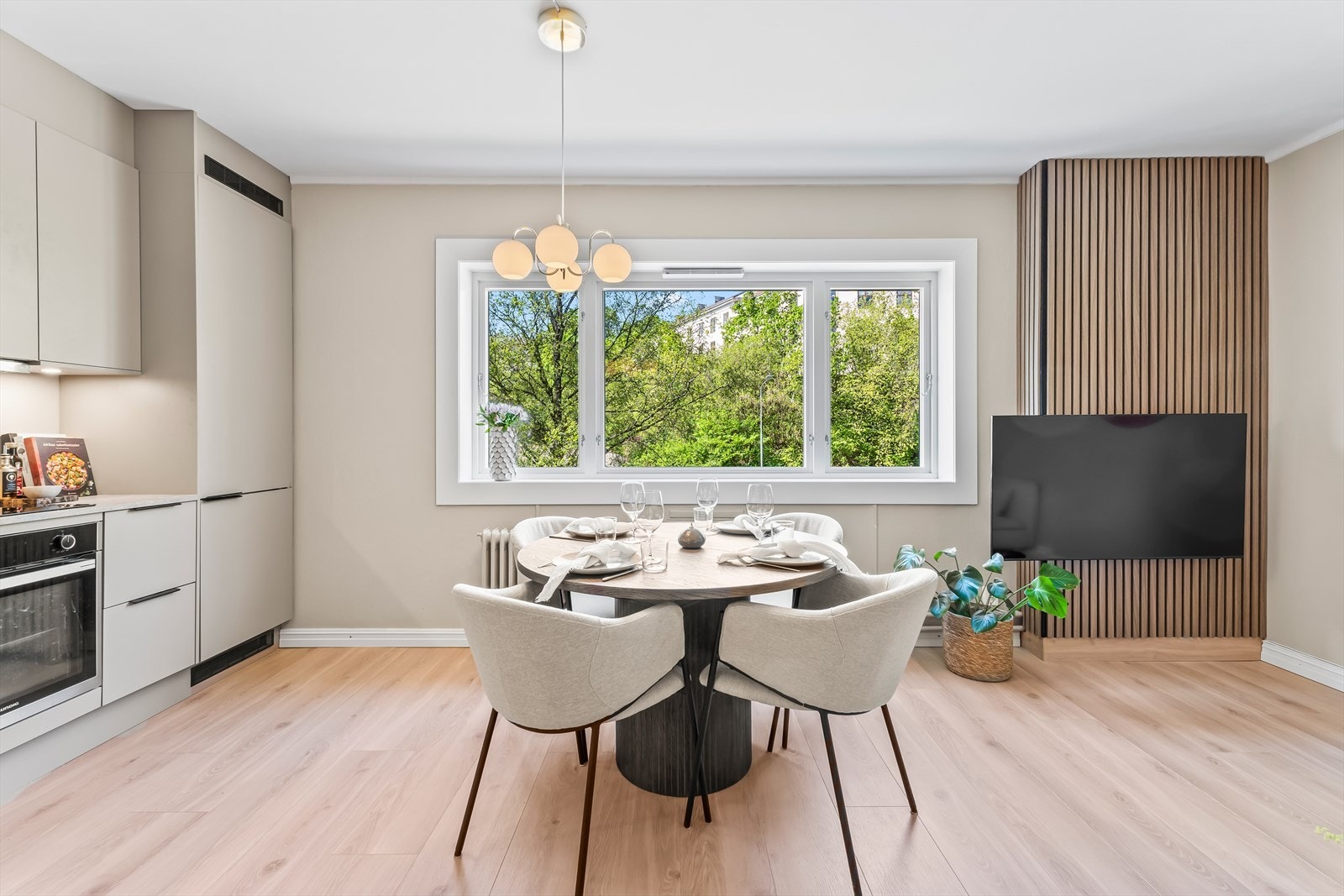 Store vindusflater slipper inn rikelig med naturlig lys og skaper en lys og luftig atmosfære. Alle vinduer er nye 2024. Galleribilde