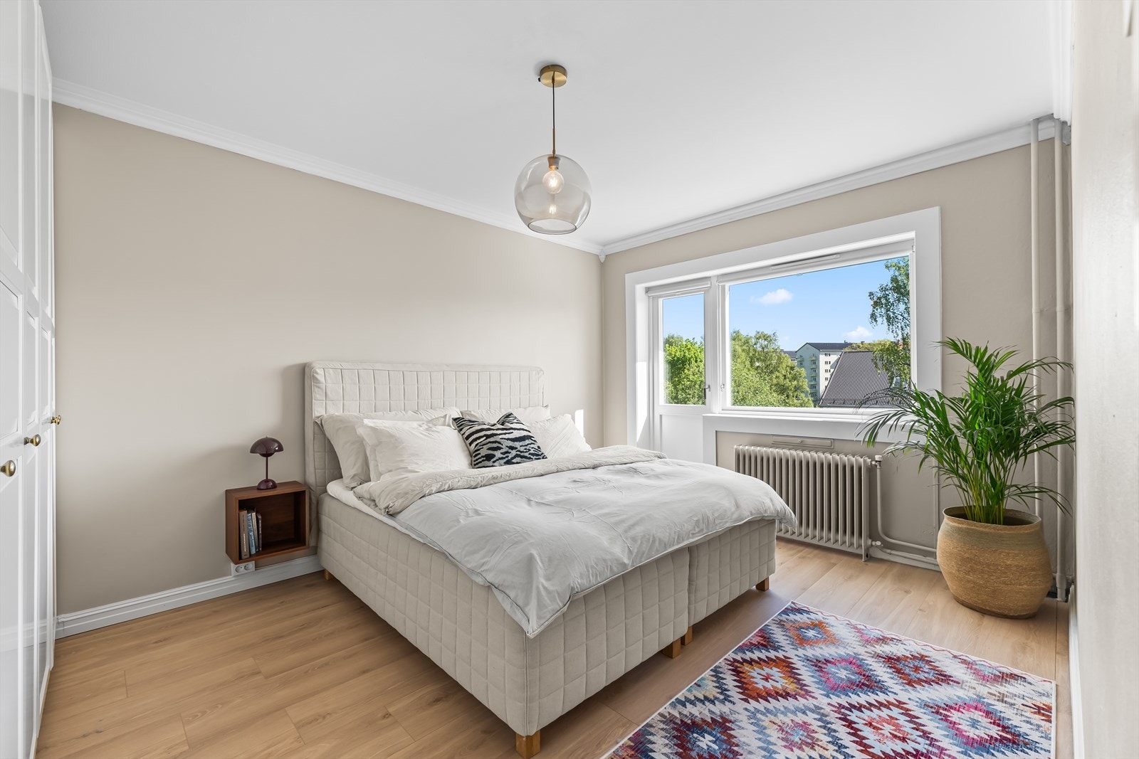 Meget romslig hovedsoverom med god plass til dobbeltseng, stort garderobeskap og utgang til solrik balkong. Galleribilde