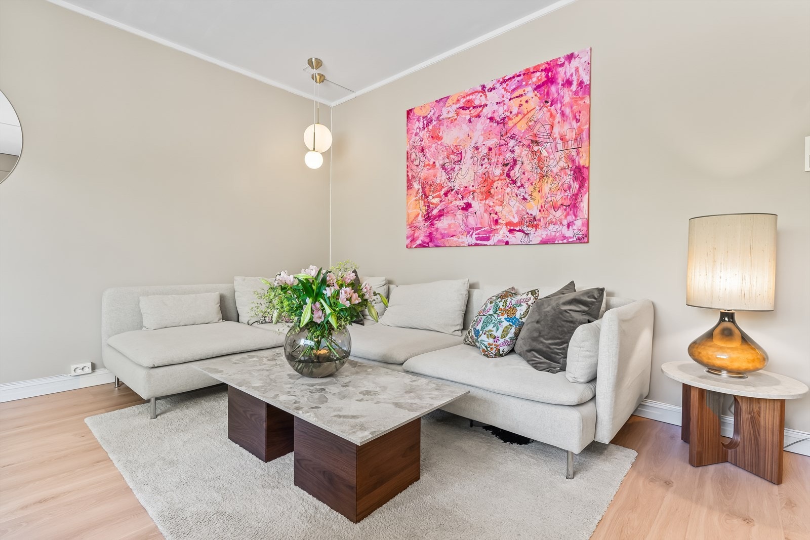 Dette er en innbydende 3-roms som holder høy standard etter omfattende oppussing i 2024. Galleribilde