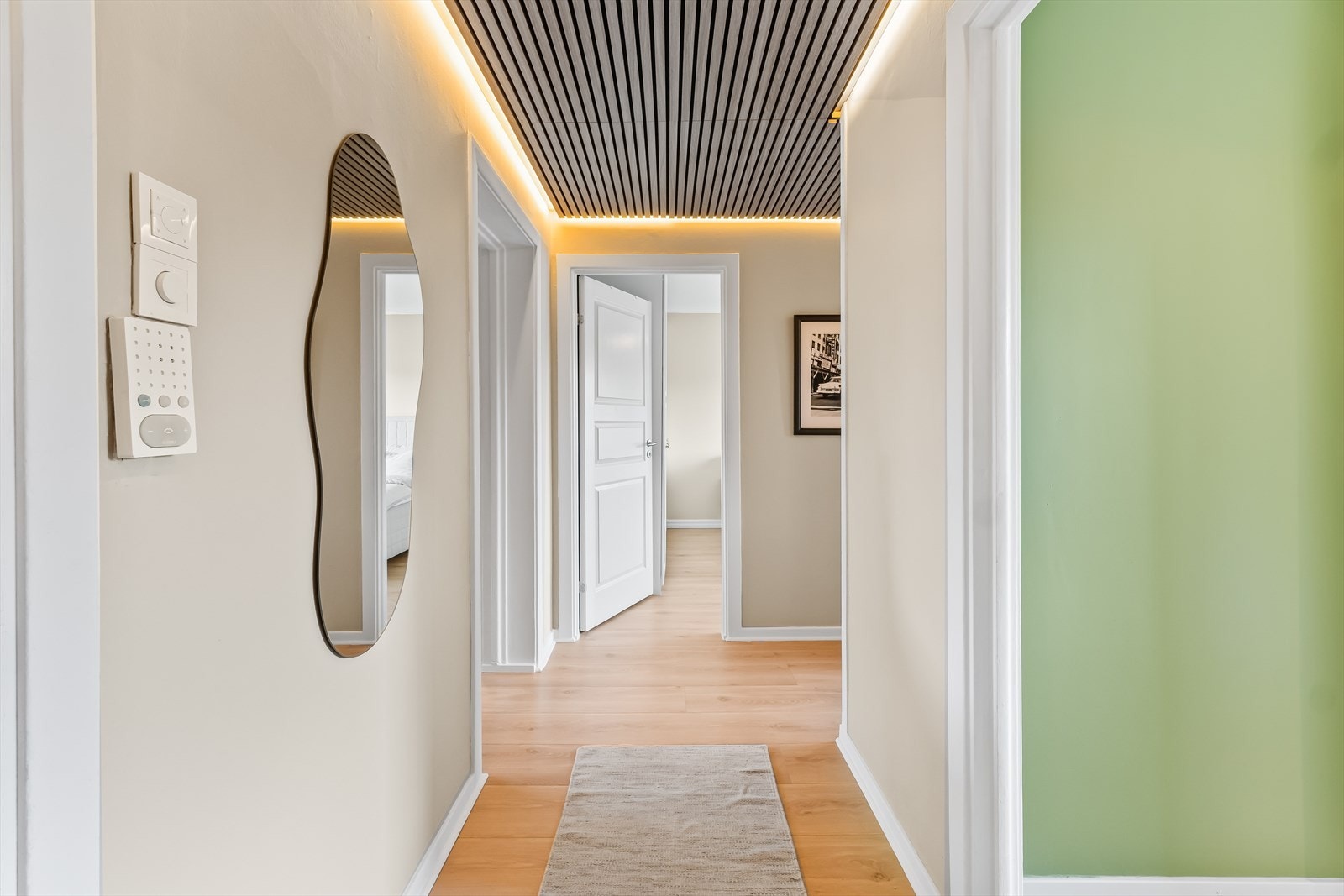 Lys og fin entré. I entréen er det gode muligheter til å lage garderobe/hylleløsninger. Dørcalling. Galleribilde