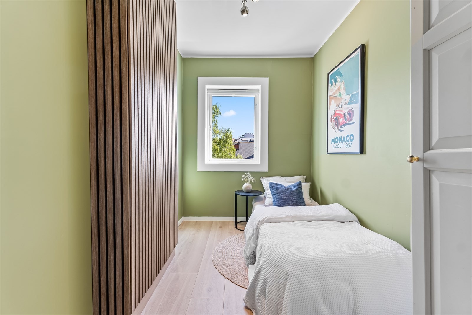 Soverom II er av god størrelse også her har man plass til dobbeltseng, garderobeskap og øvrig møblement. Galleribilde