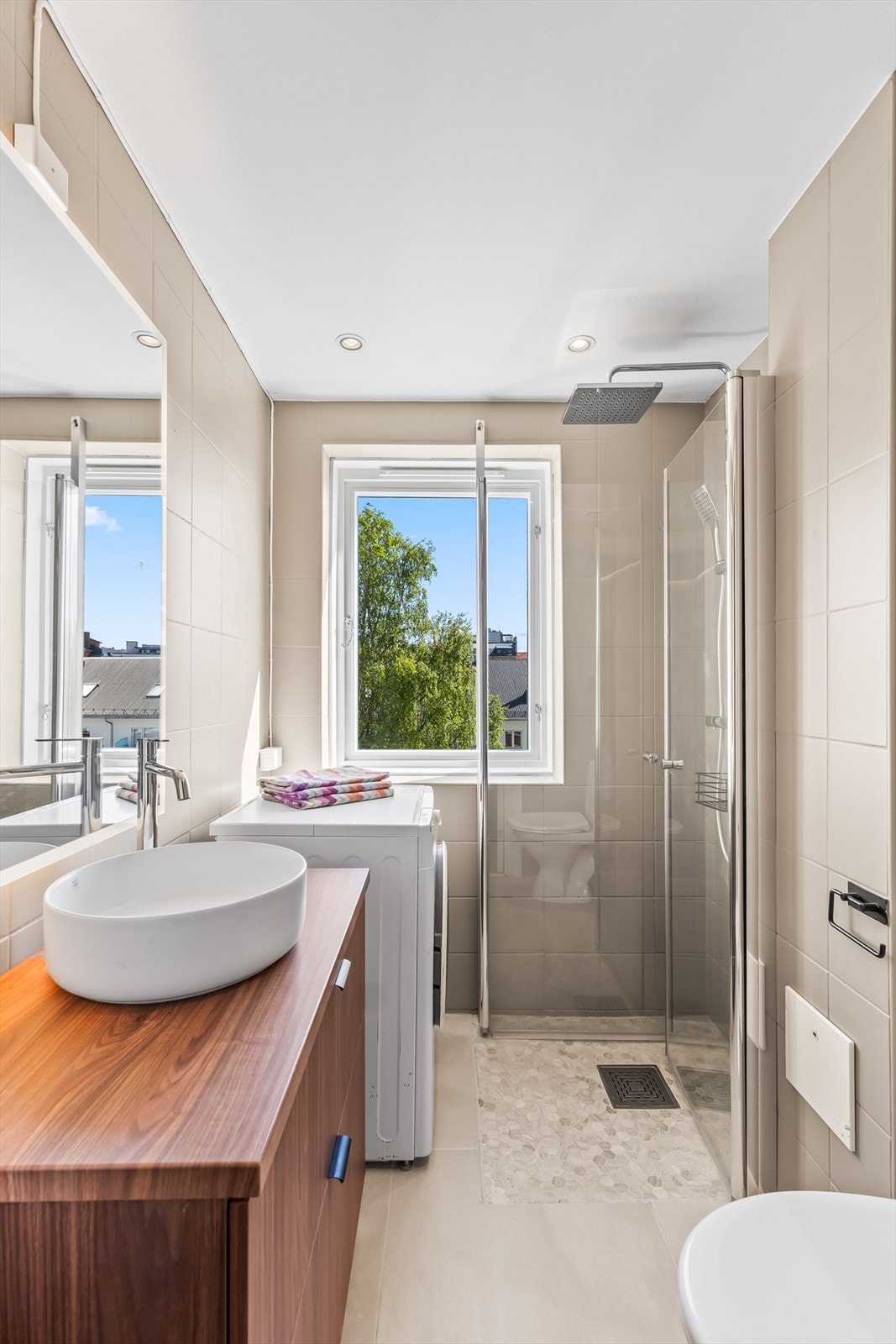 Meget pent flislagt bad modernisert 2024 med gulvvarme. Badet har tidløse fliser, regnfallsdusj og klosett. Opplegg for vaskemaskin/tørketrommel. Galleribilde