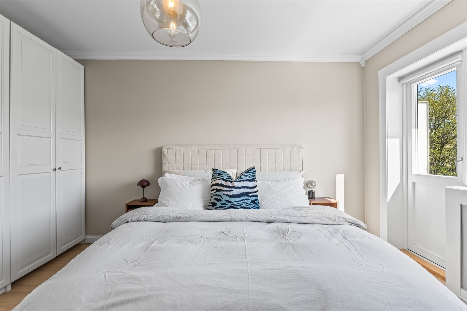 Begge soverommene er vendt inn mot bakgård og bader i naturlig lysinnslipp. Galleribilde