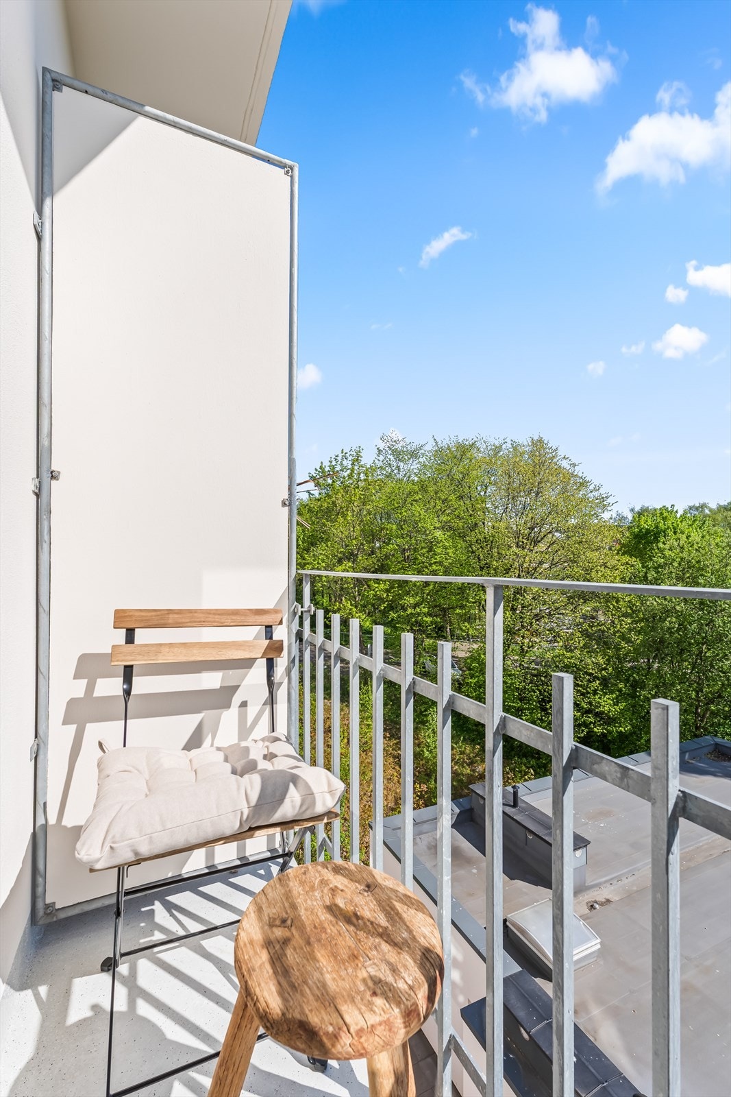 Fra soverommet er det utgang til en flott balkong med plass for utemøblement og gode solforhold. Galleribilde