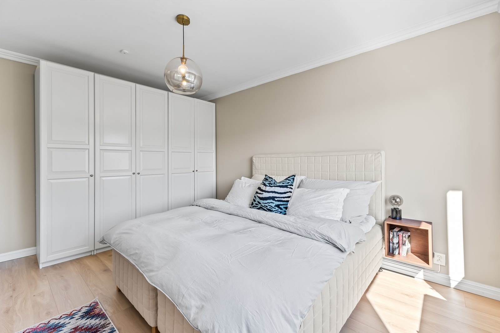 Tilhørende hovedsoverommet er det et stort garderobeskap som medfølger salget. Galleribilde