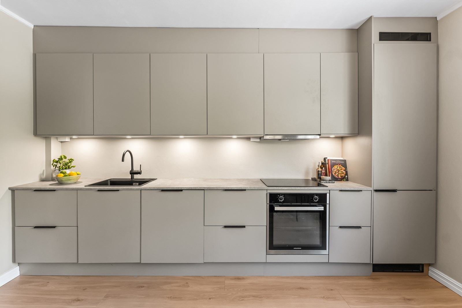 Moderne og velutstyrt kjøkkeninnredning fra HTH med massevis av skap- og benkeplass. Galleribilde