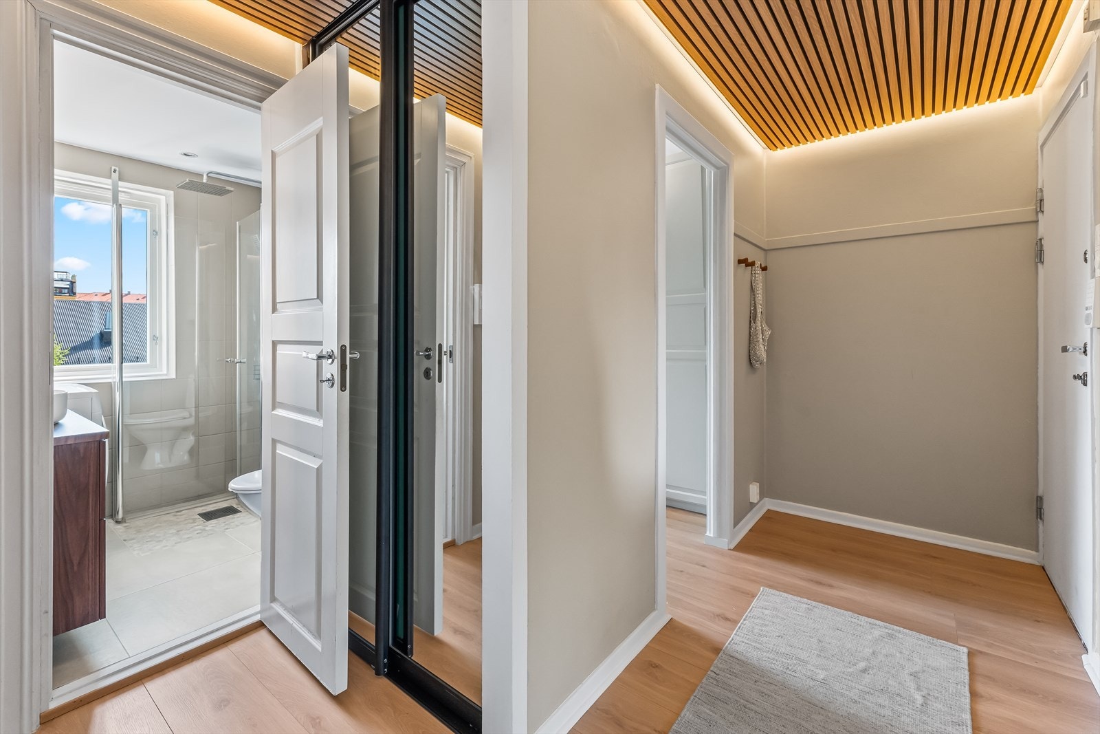 Det er godt med lagringsplass i hele leiligheten, bak baderomsdør er det plassbygd skyvedørsgarderobe med speil. I tillegg disponerer boligen to eksterne boder på ca. 9 m². Galleribilde