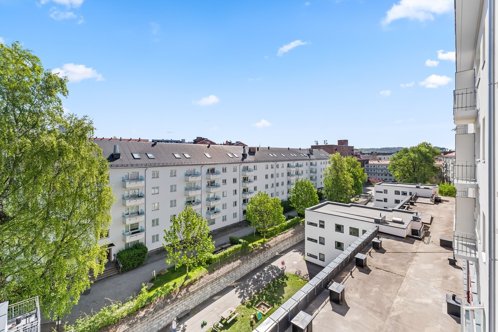 Balkongen har et høyt og flott utsyn over nabolagets bygårder. Her kan man kjenne på stemningen rundt de flotte gårdene. Galleribilde