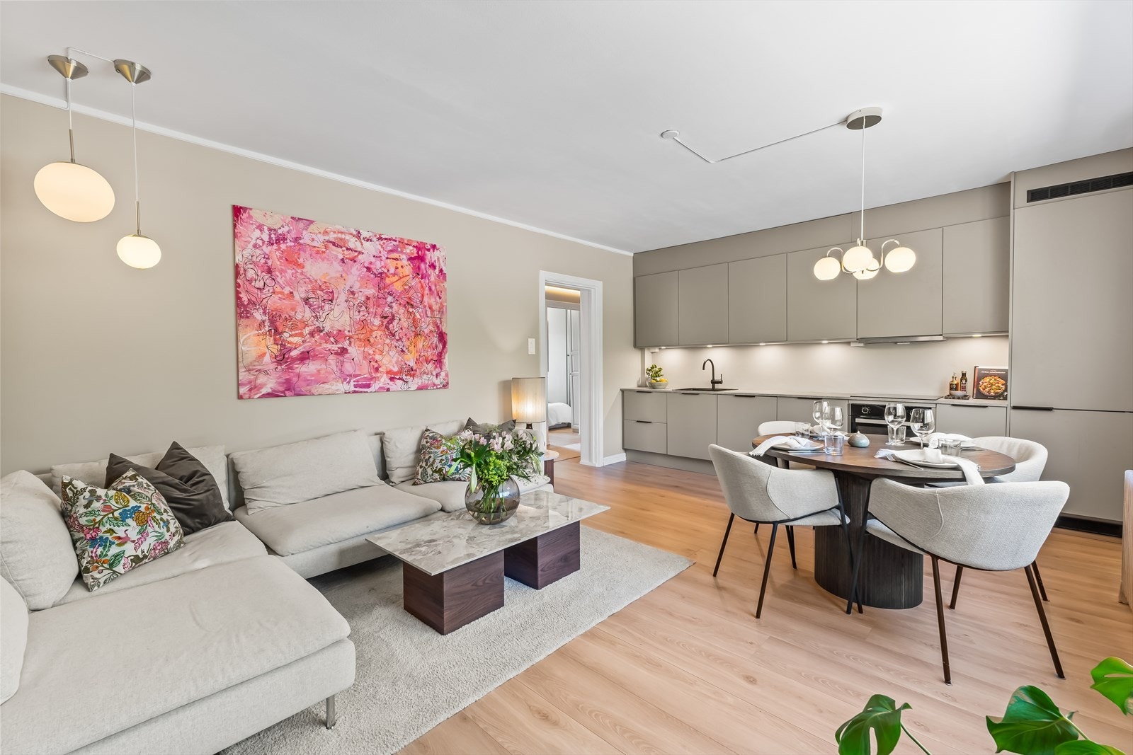 Det er flere soner i stuen for maksimal utnyttelse av plassen. Fint samspill mellom interiør, fargevalg og uttrykk gjennomgående i hele boligen. Galleribilde