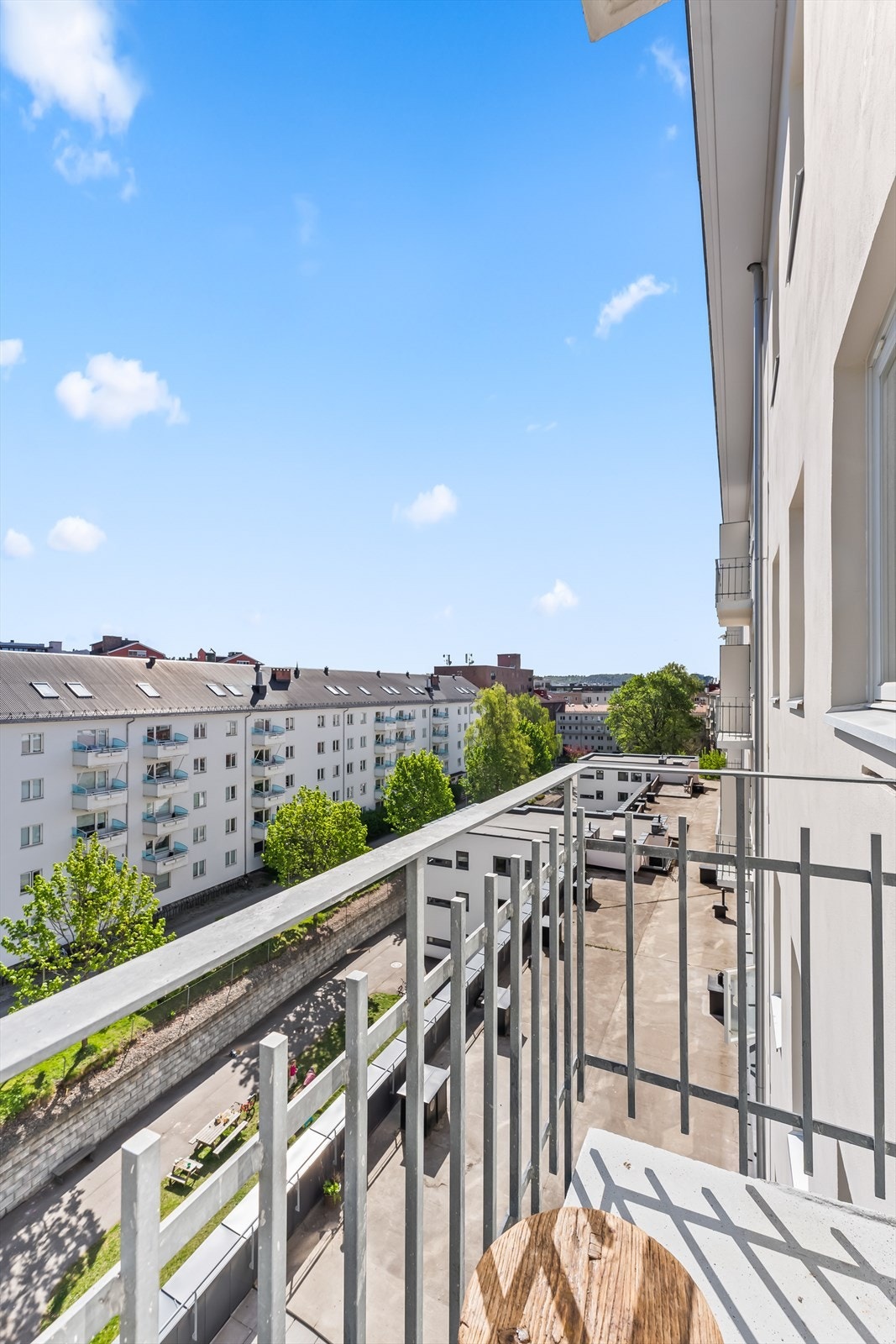 Leiligheten har god intern beliggenhet i 3. etasje med mye utsyn og nærmest null innsyn. Galleribilde