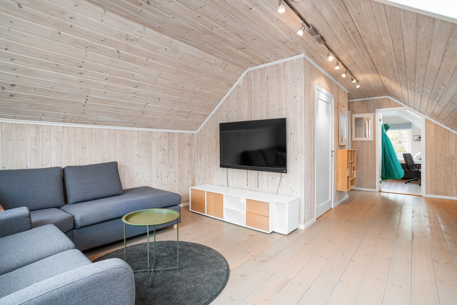 Romslig TV-stue med god plass til sofagruppe. Galleribilde