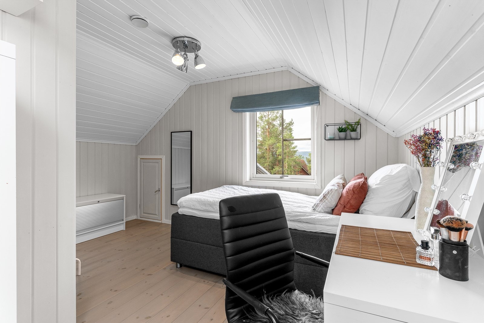 Soverom med god plass til seng, pult og mulighet for garderobeløsning. Galleribilde