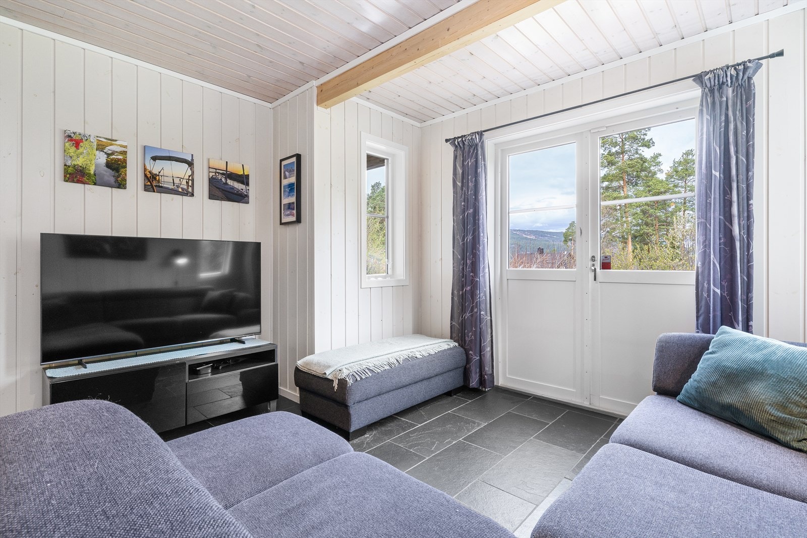 TV-stue/kjellerstue med god plass til sofagruppe. Utgang til uteområde. Galleribilde