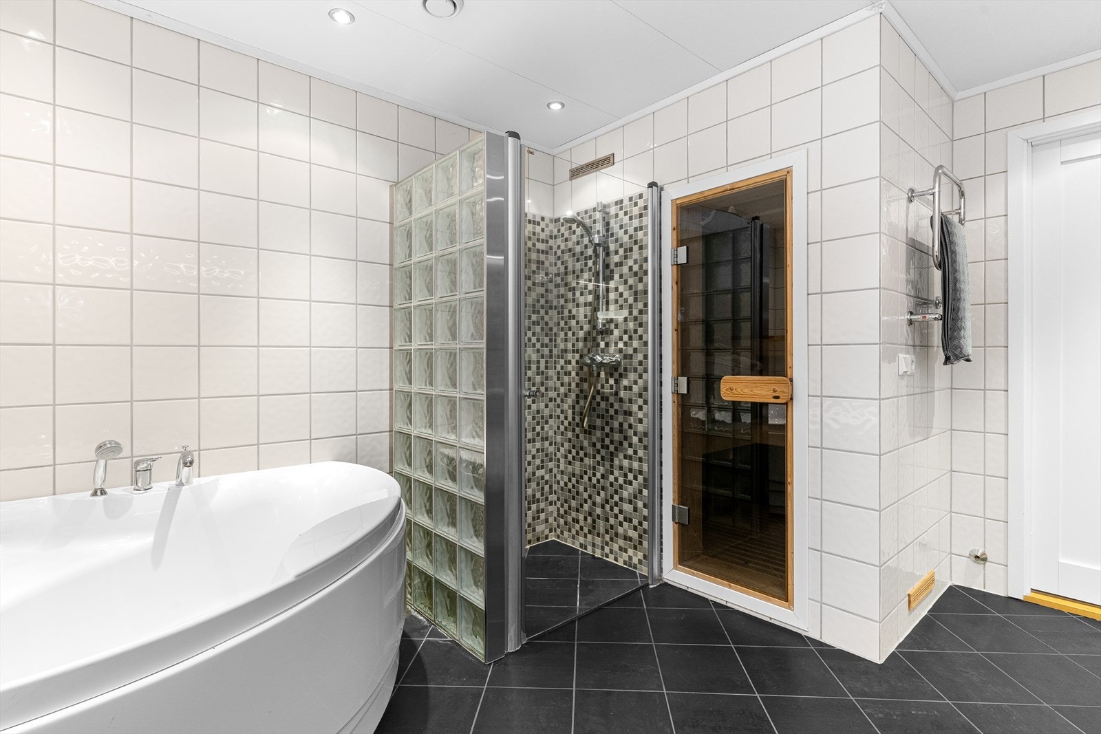 Bad i underetasje. Badet har tilknyttet badstue. Galleribilde