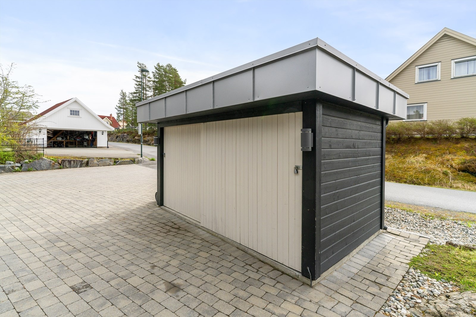 Utebod med ekstra plass til oppbevaring. Galleribilde